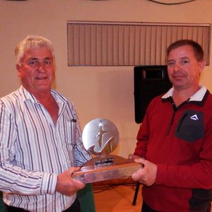 Links ontvang ‘n trotse Wayne Middleton die King of the Bay Wisseltrofee van Johan Burmeister